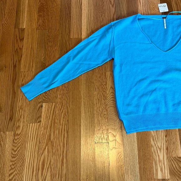 Free People Harmony Cashmere V Sweater in Grecian Sea Size XSmall NWT Defect - Picture 5 of 16
